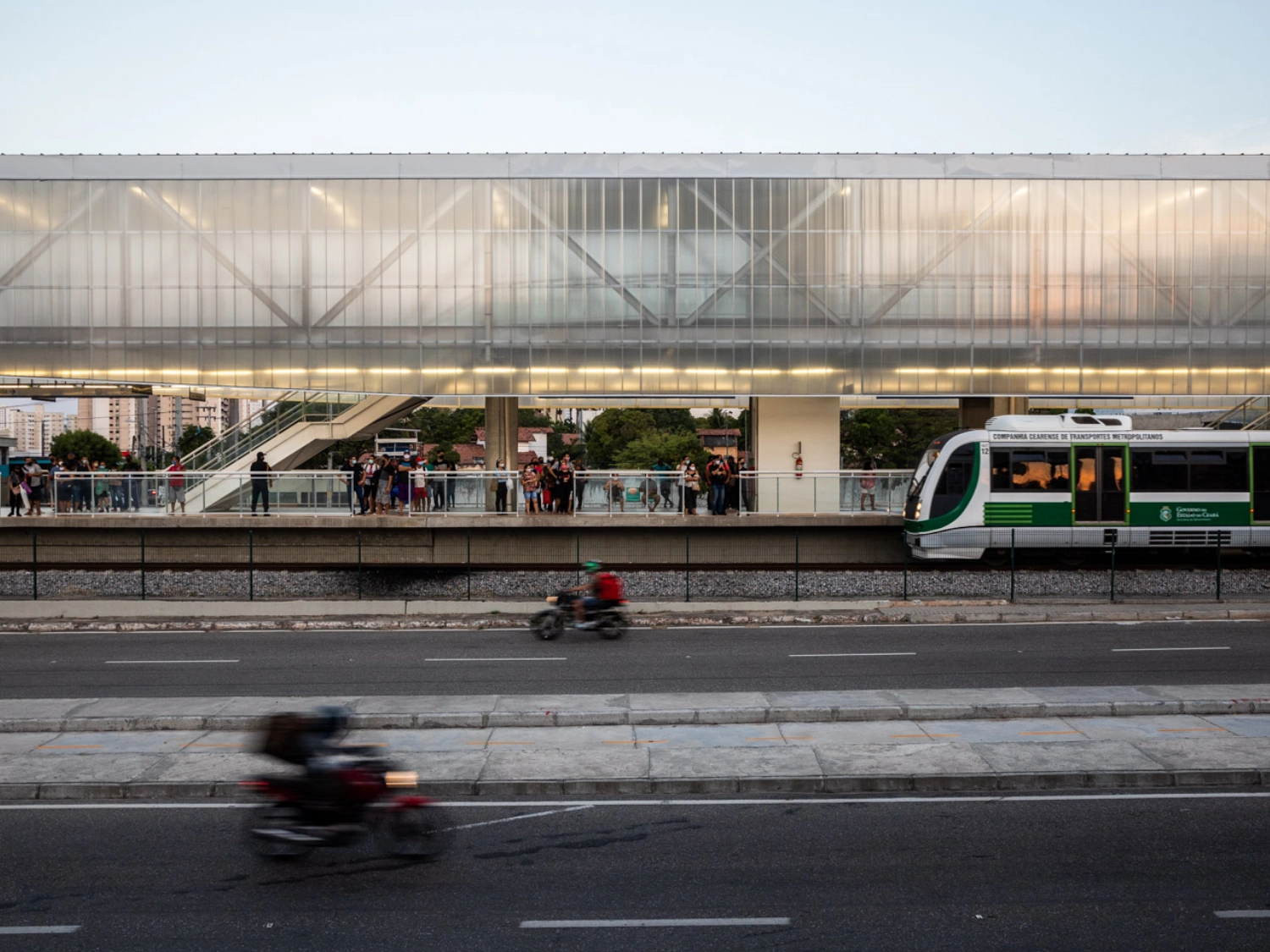 fachada da estação de metrô com produto arkowall