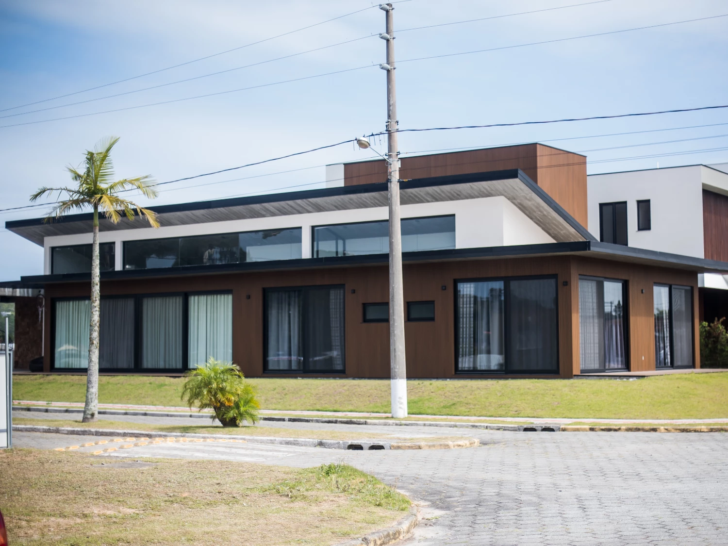 Modern house by arkowood EPL located in the Garopaba Project